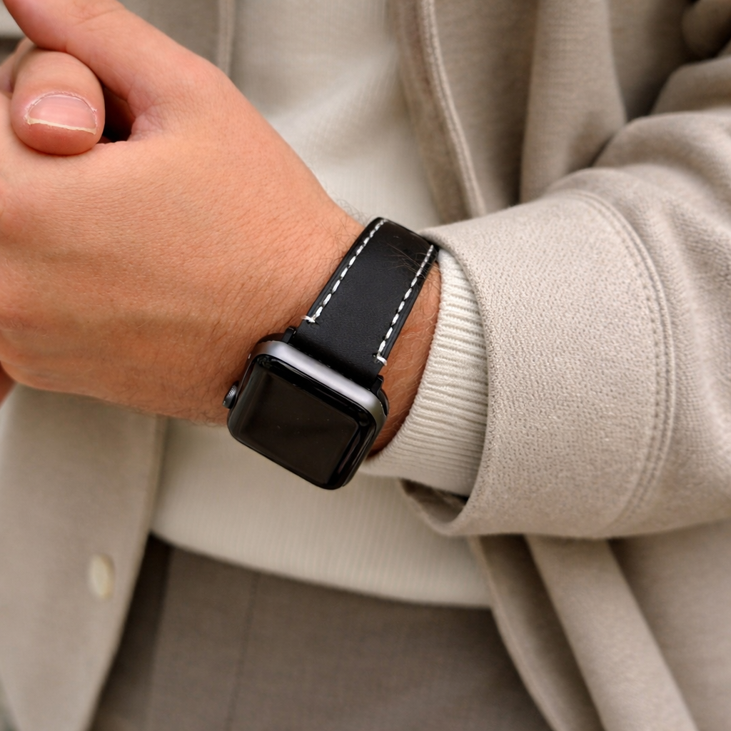 Apple Watch Ultra Lederarmband – Schwarz, extra breit 24 mm am Handgelenk getragen.