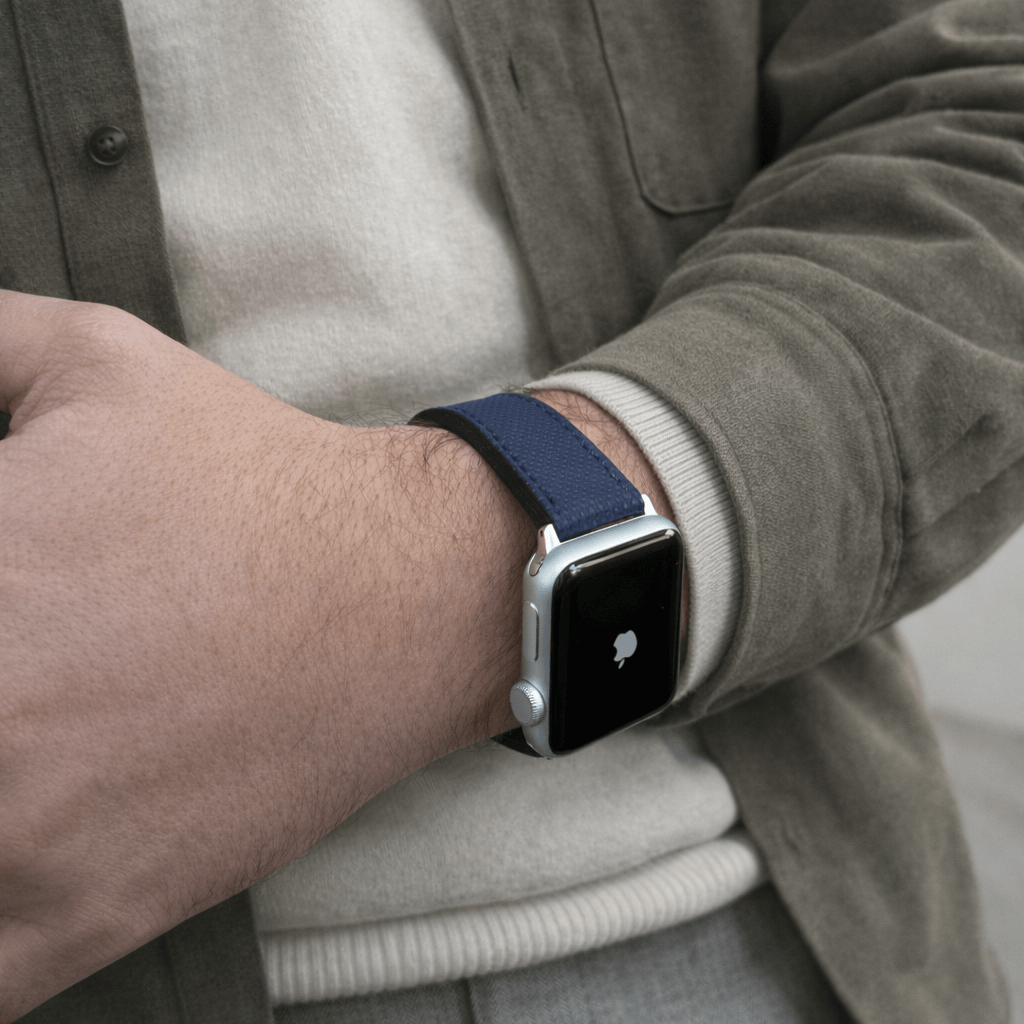 Navyblaues Apple Watch Lederarmband Wasserfest | Nautilus, getragen von einer Person, stilvolles und wasserdichtes Uhrenarmband.