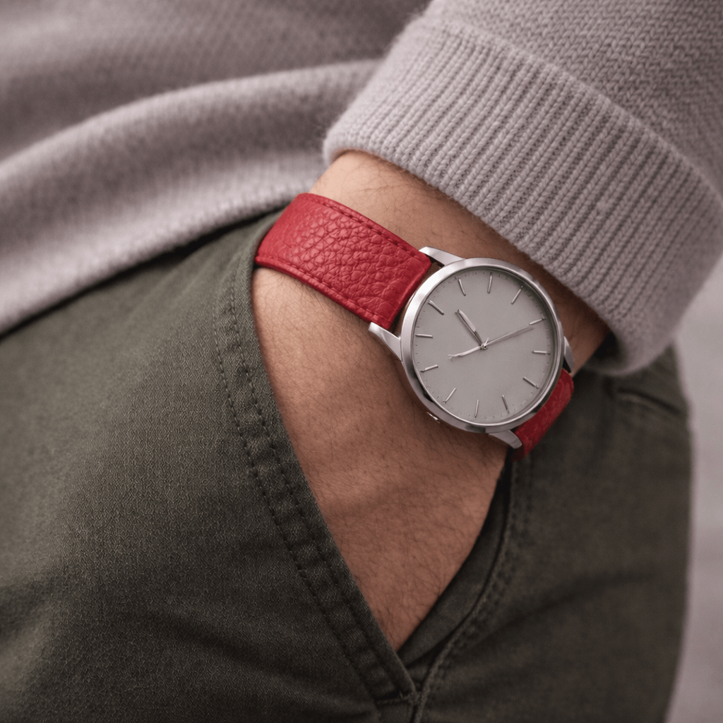 Cervus – Uhrenarmband aus weichem Hirschleder in Rot an einem Handgelenk, kombiniert Stil und Komfort mit italienischer Eleganz.