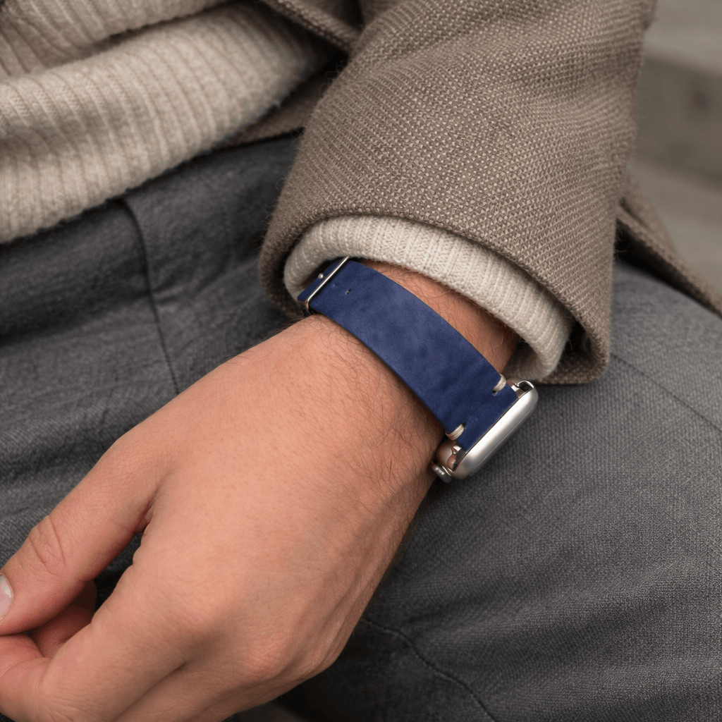 Hunter Apple Watch Armband Leder Blau am Handgelenk, elegantes Design aus hochwertigem, vegetabil gegerbtem Rindleder