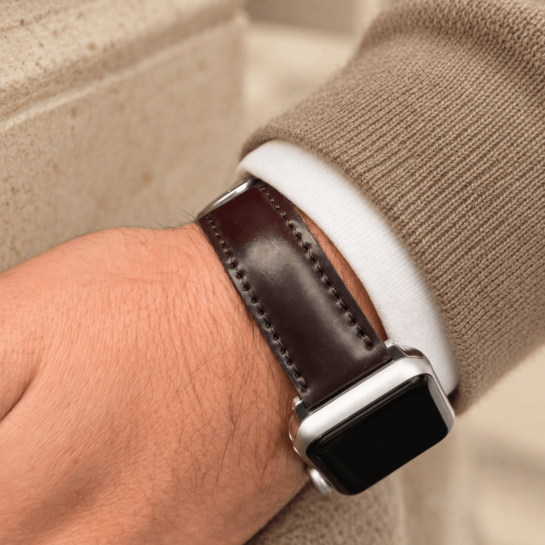 Apple Watch Armband Luxus aus Horween Shell Cordovan in Oxblood am Handgelenk eines Mannes.