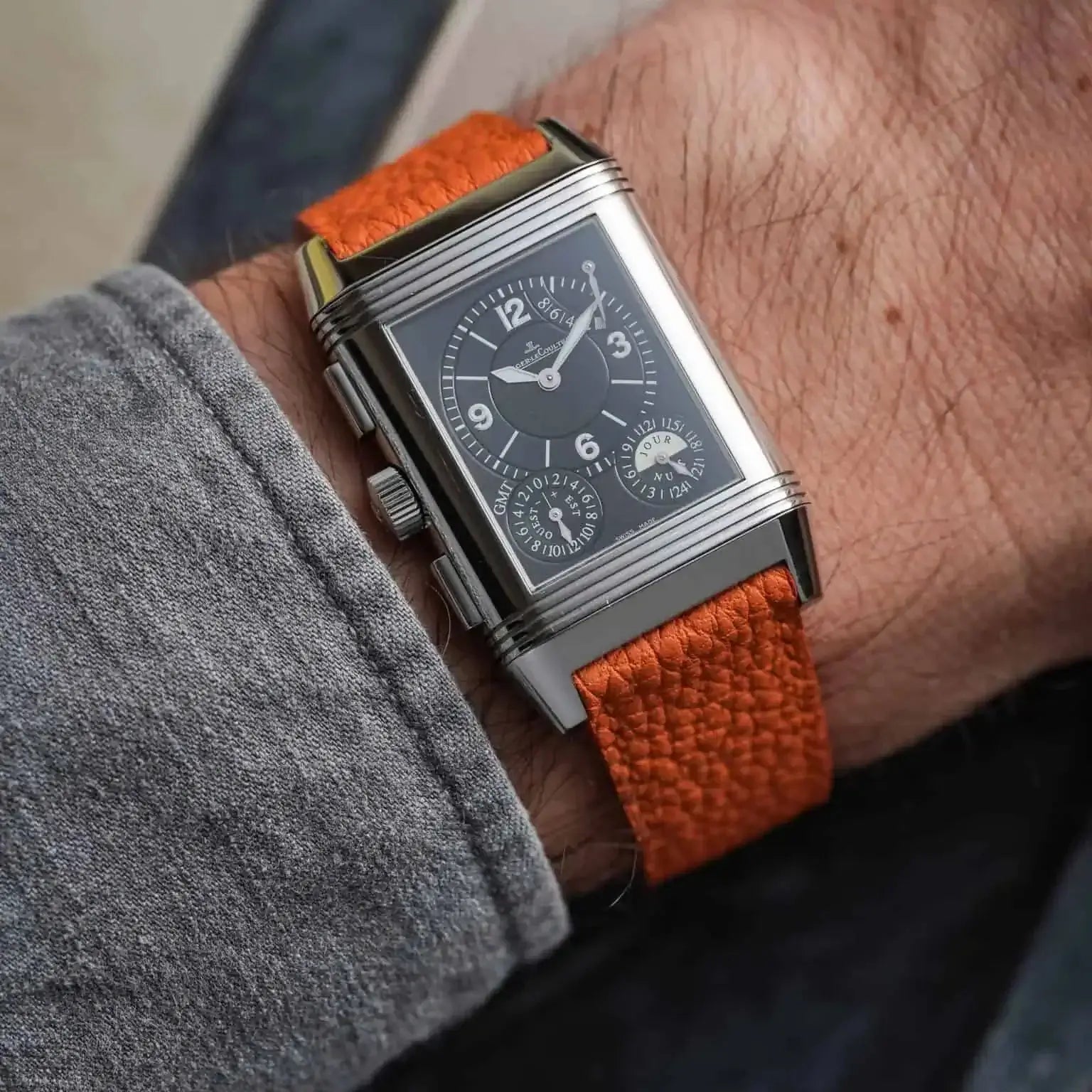 Mann trägt eine Uhr mit Deauville – Uhrenarmband aus deutschem Togoleder, orangefarbene Narbung, elegantes Design auf dem Handgelenk.