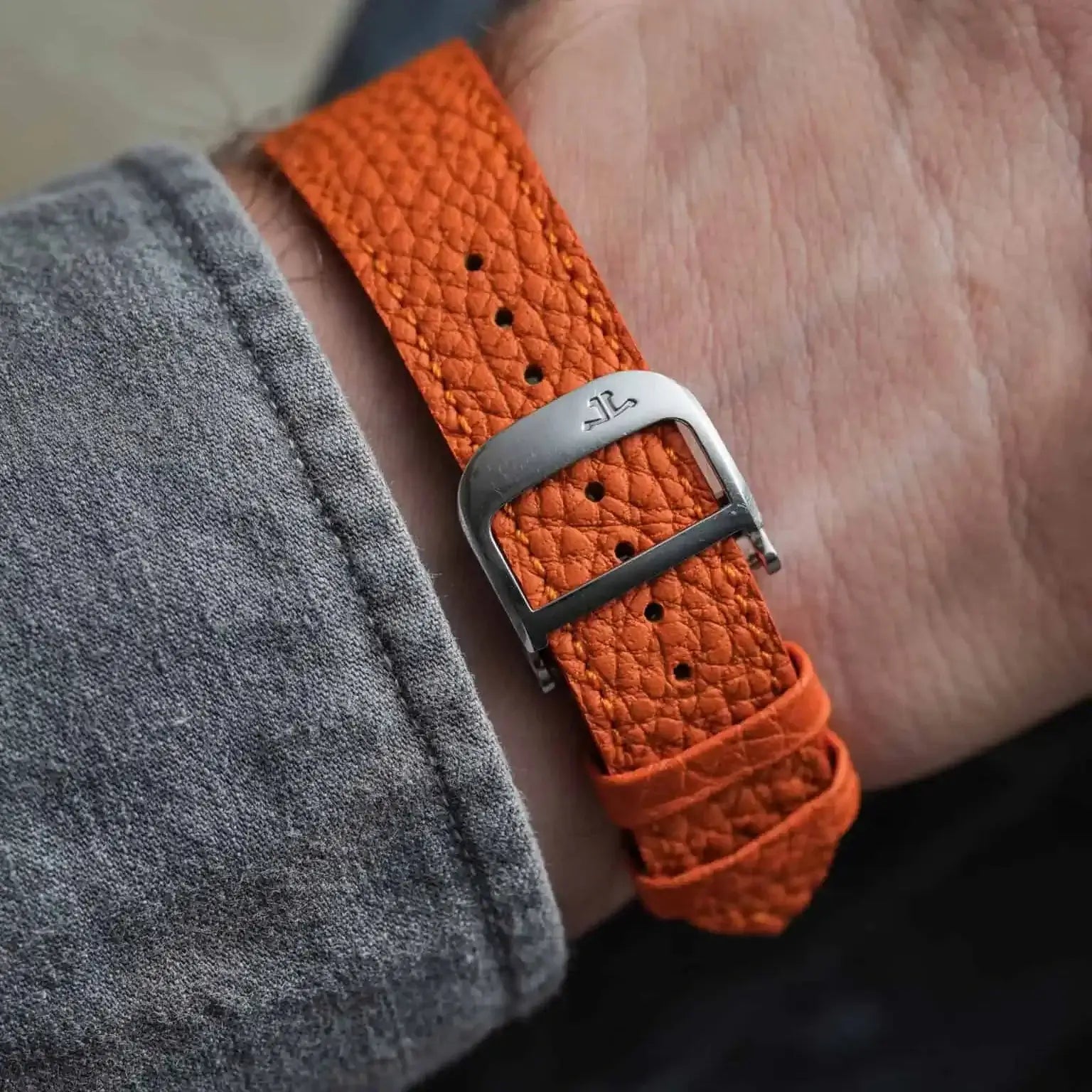 Deauville – Uhrenarmband aus deutschem Togoleder, orange, am Handgelenk getragen