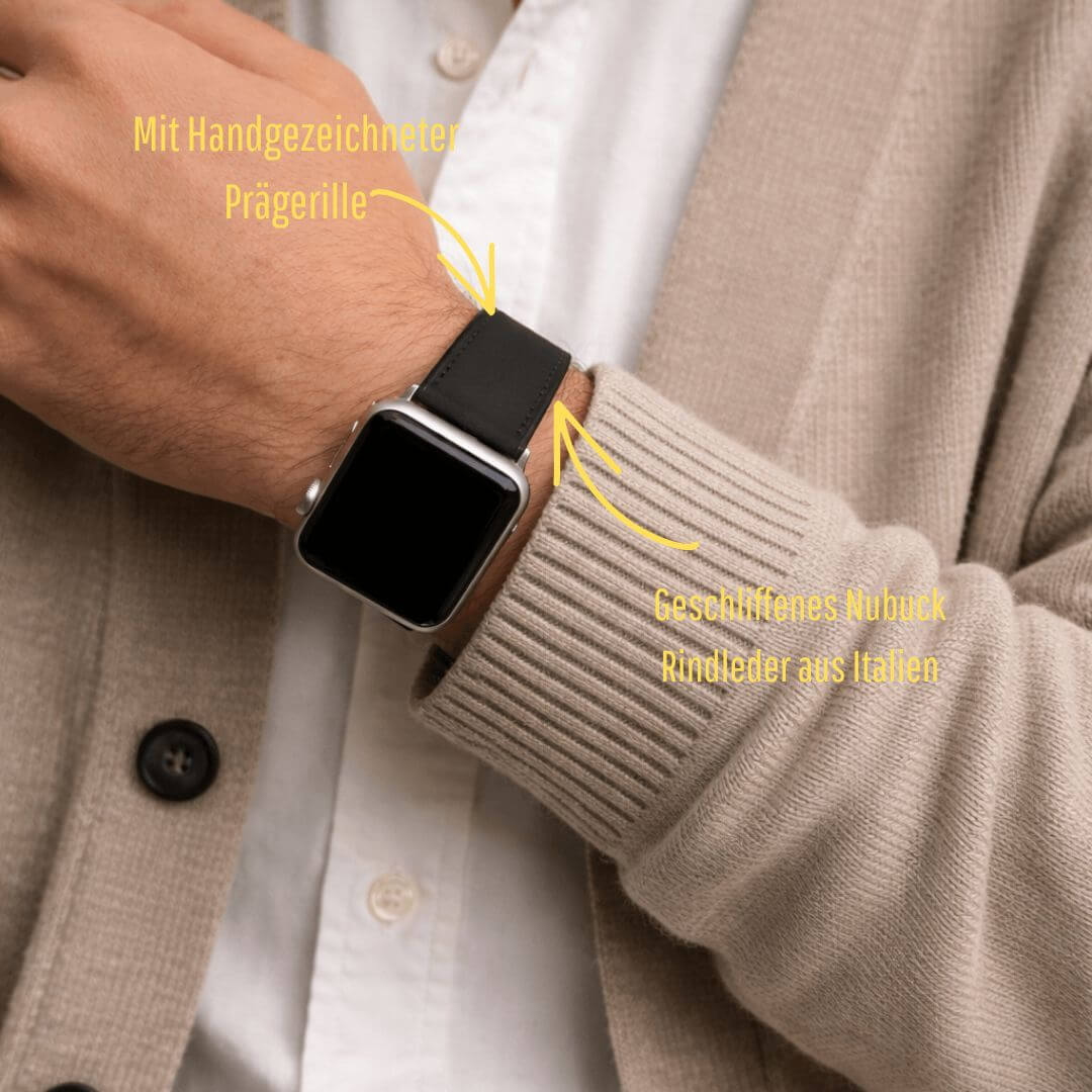 Mann trägt Mountain Apple Watch Lederarmband – Schwarz aus italienischem Nubukleder, minimalistisch und elegant.