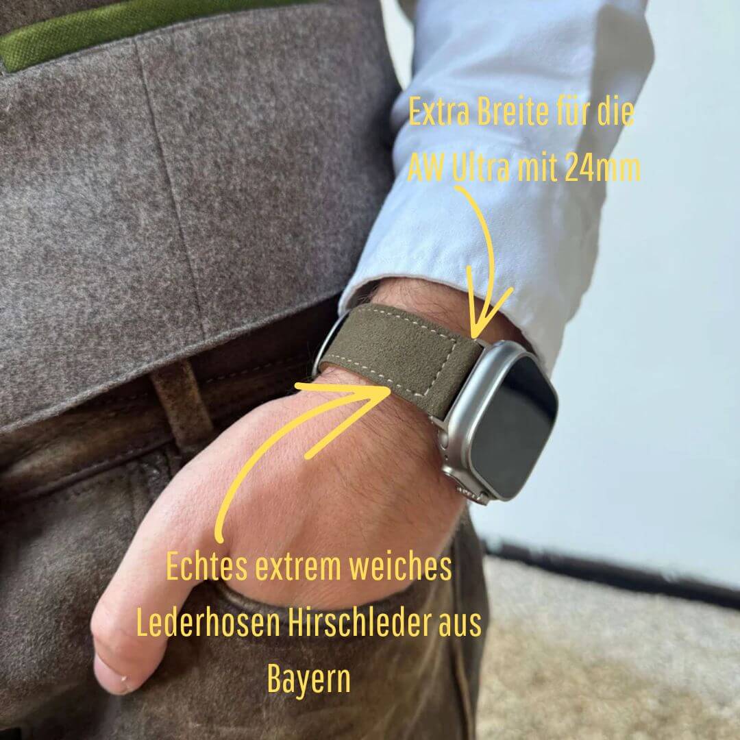 Olivebraun 24mm Apple Watch Ultra Lederhosen Armband aus altsämisch gegerbtem Hirschleder, präsentiert am Handgelenk.