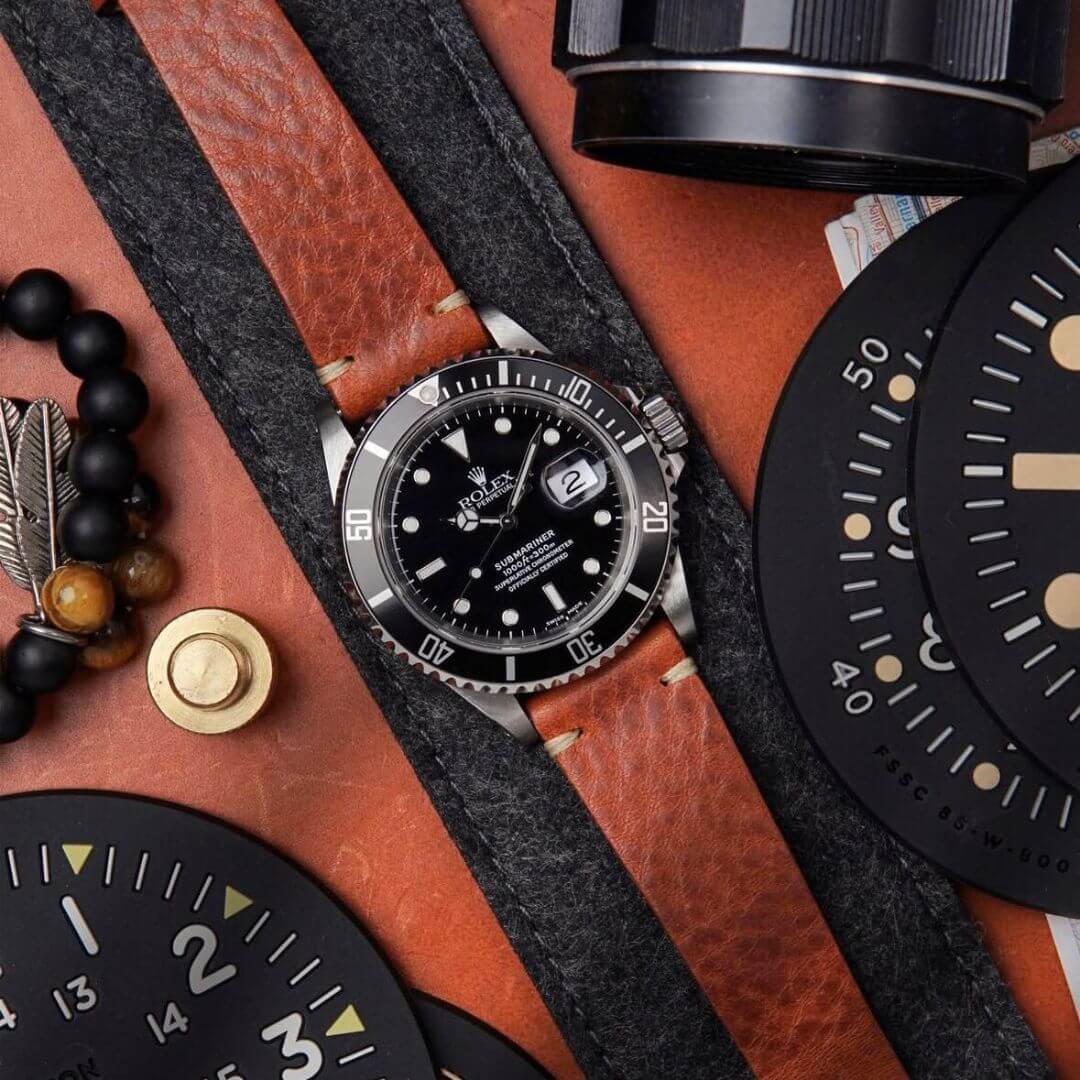 Hunter – Uhrenarmband aus toskanischem Vintage-Rindleder, Armband mit klassischem Retro-Charme neben einer Uhr.