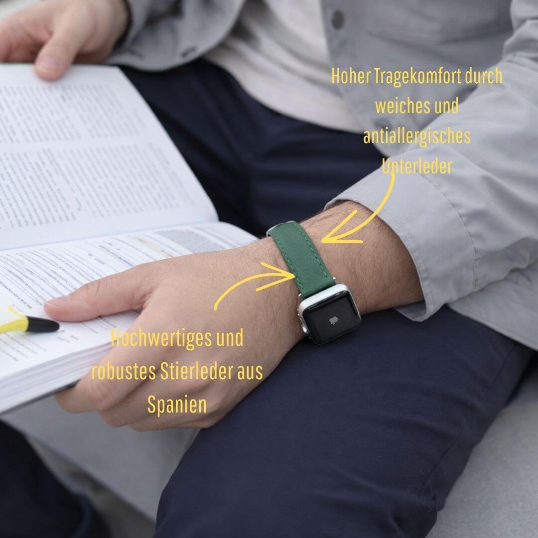 Apple Watch Stierlederarmband Torro Dunkelgrün am Handgelenk beim Lesen eines Buches, mit Details zur Materialqualität in deutscher Schrift.