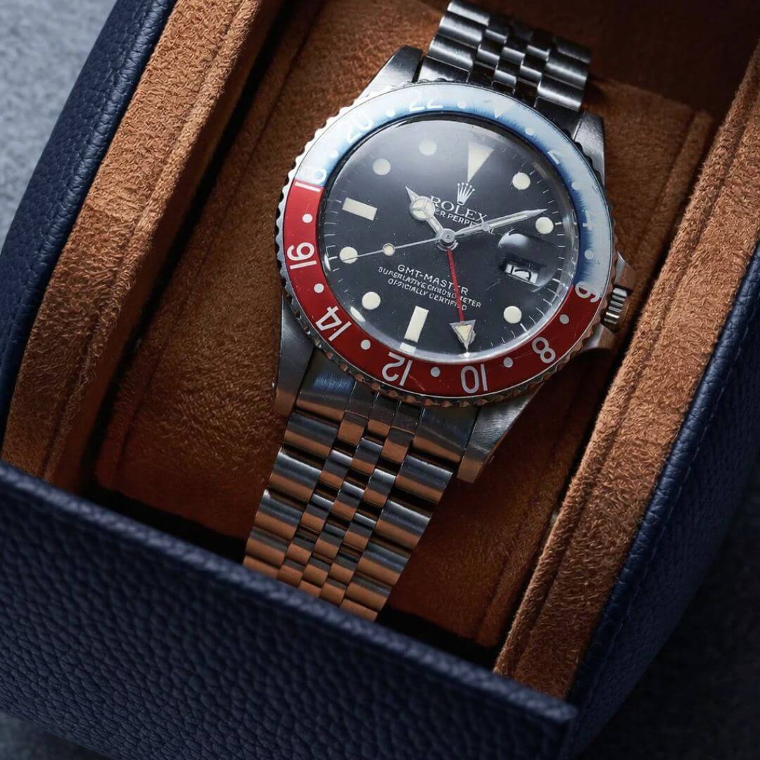 Uhrenrolle für eine Uhr Signature – Hochwertiges deutsches Togoleder mit Armbanduhr im Inneren, aus handgefertigtem Togo-Leder