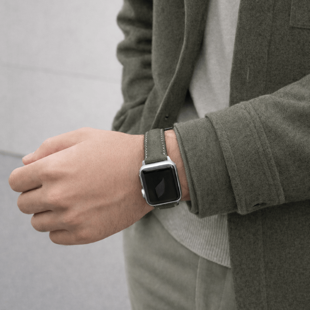 Apple Watch Lederarmband Casablanca – Olivegrün an einem Handgelenk getragen, eleganter und robuster Stil für alle Apple Watch Modelle.