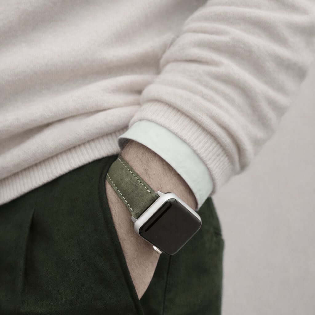Apple Watch Lederarmband Casablanca – Olivegrün getragen an einem Handgelenk, elegantes italienisches Rindlederarmband