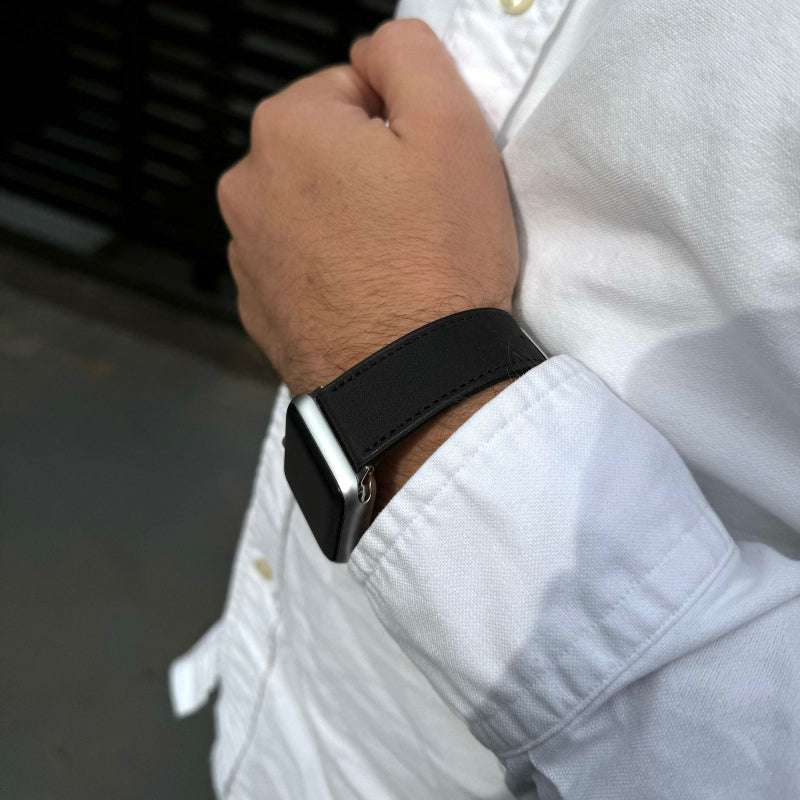schwarz-nubukleder-apple-watch-armband-frontansicht-schwarze-hose-weisses-hemd