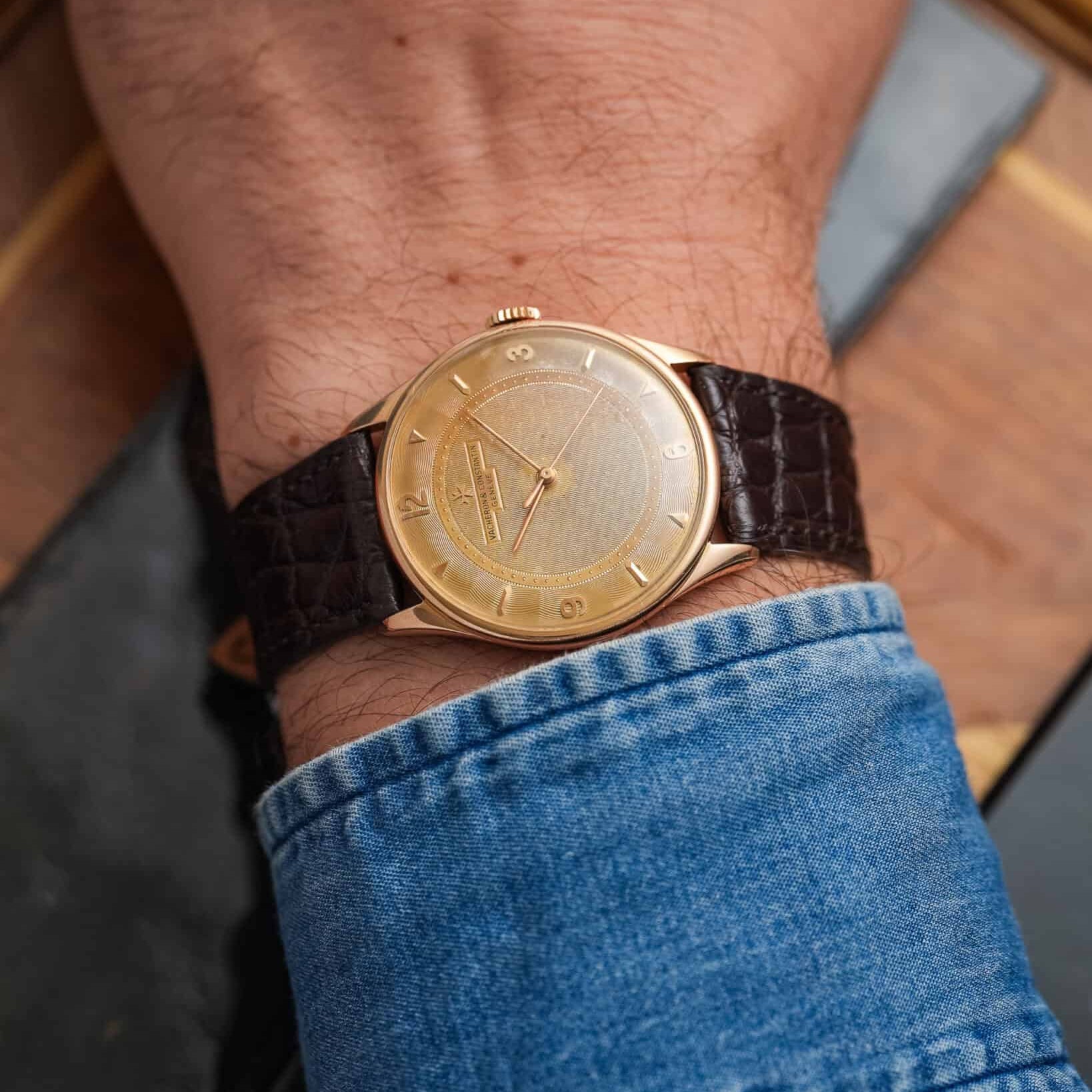 New Orleans – Flaches Uhrenarmband aus Louisiana-Alligatorleder an Vacheron Golduhr, elegant und nachhaltig, am Handgelenk eines Mannes.