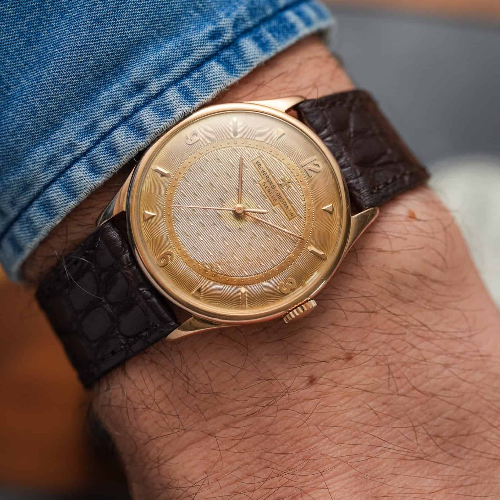 New Orleans – Flaches Uhrenarmband aus Louisiana-Alligatorleder an Vacheron Golduhr, luxuriös und nachhaltig mit einzigartiger Maserung.