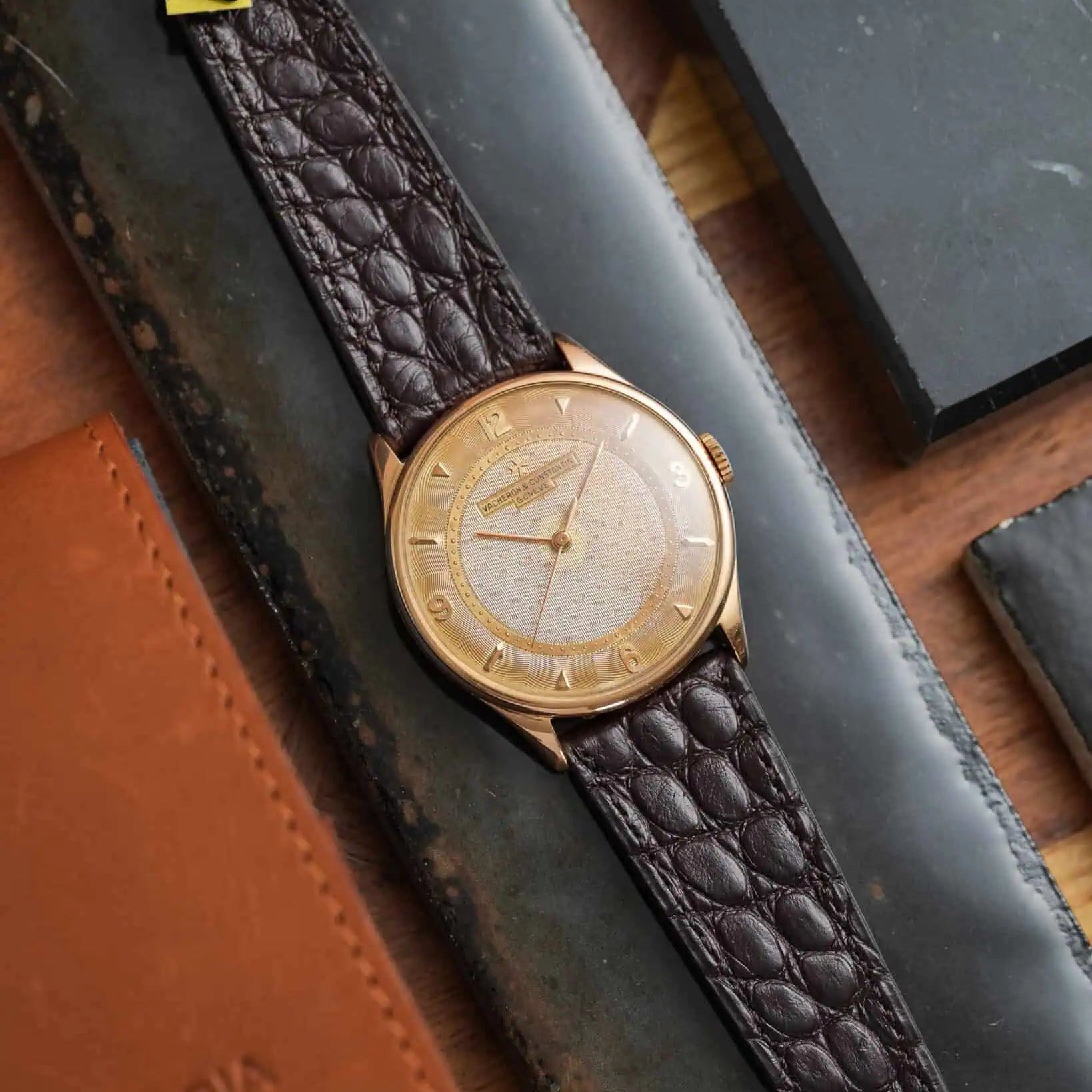 New Orleans – Flaches Uhrenarmband aus Louisiana-Alligatorleder mit goldener Vacheron-Uhr, edles Design und einzigartige Maserung