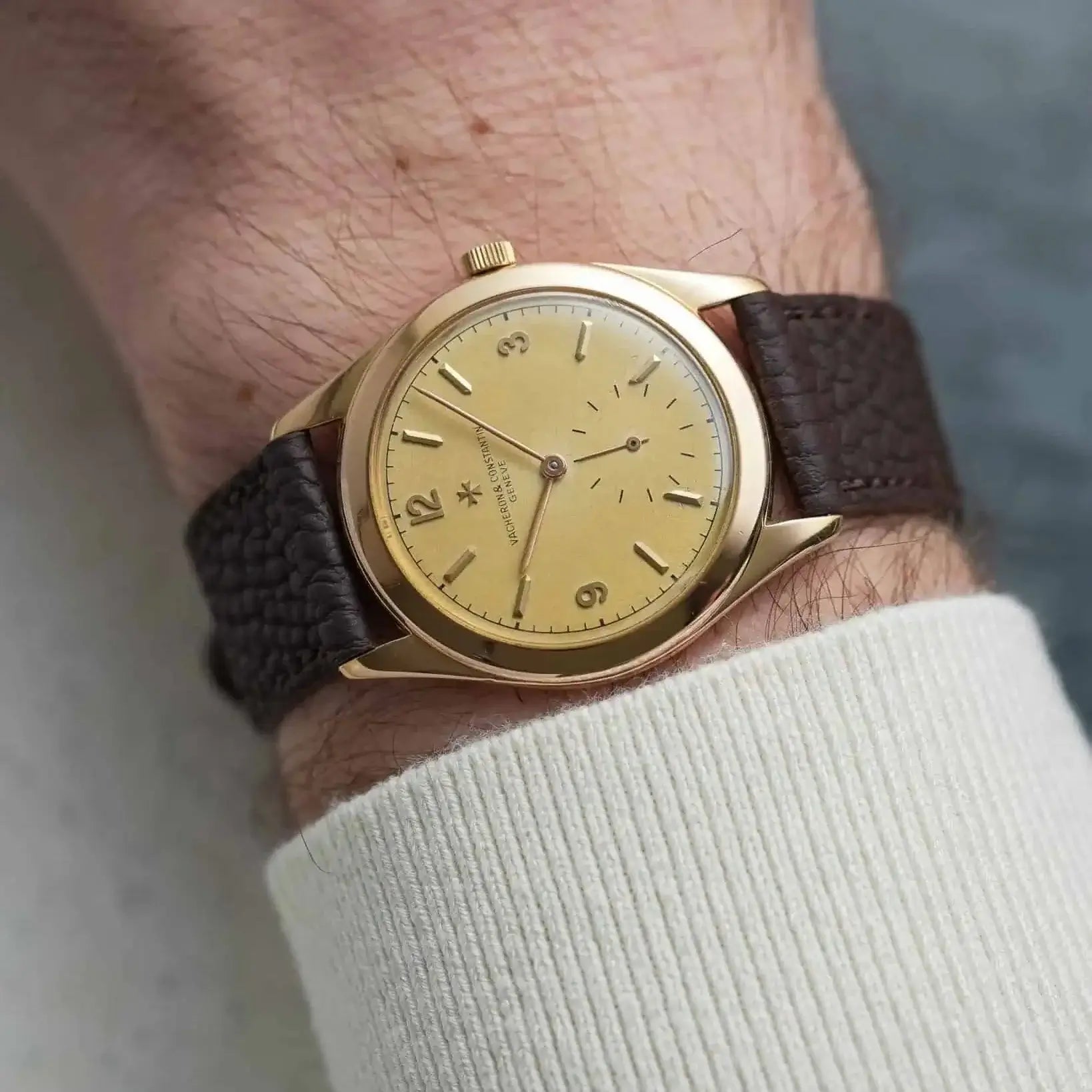 Deauville – Uhrenarmband aus deutschem Togoleder an einer goldenen Uhr am Handgelenk getragen