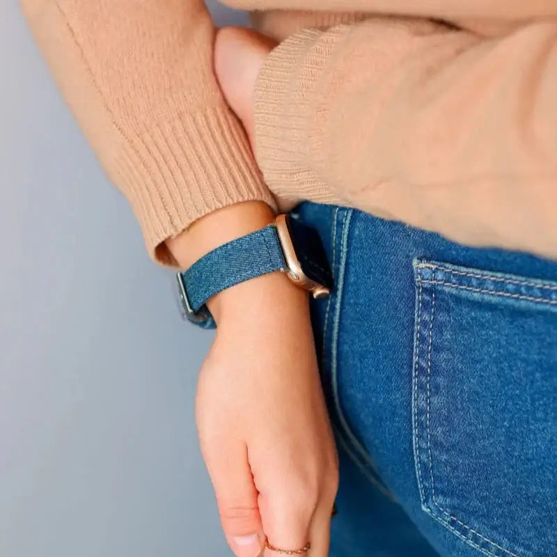 Person wearing Premium Jeans Apple Watch Band in Hochwertiger Denim, showcasing stylish and unique denim design.