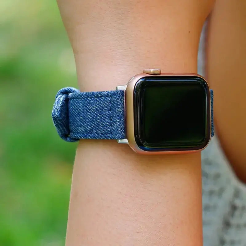 Premium Jeans Apple Watch Band aus hochwertigem japanischem Denim mit Kalbleder-Rückseite, stilvoll und wasserdicht, am Handgelenk einer Person.