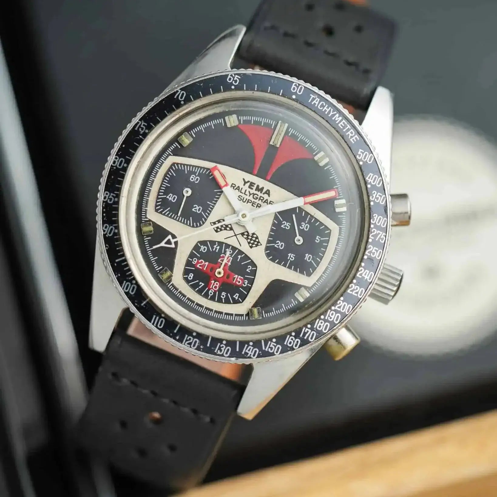 Paris Racing Lederband Für Uhren an einer sportlichen Armbanduhr, betont die Eleganz und Haltbarkeit des Designs, nahe Aufnahme.