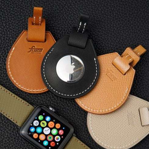 Vier AirTag-Schlüsselanhänger aus Epsom-Leder in verschiedenen Farben (grau, cognac, rot, schwarz), stilvoll und hochwertig, Made in Germany