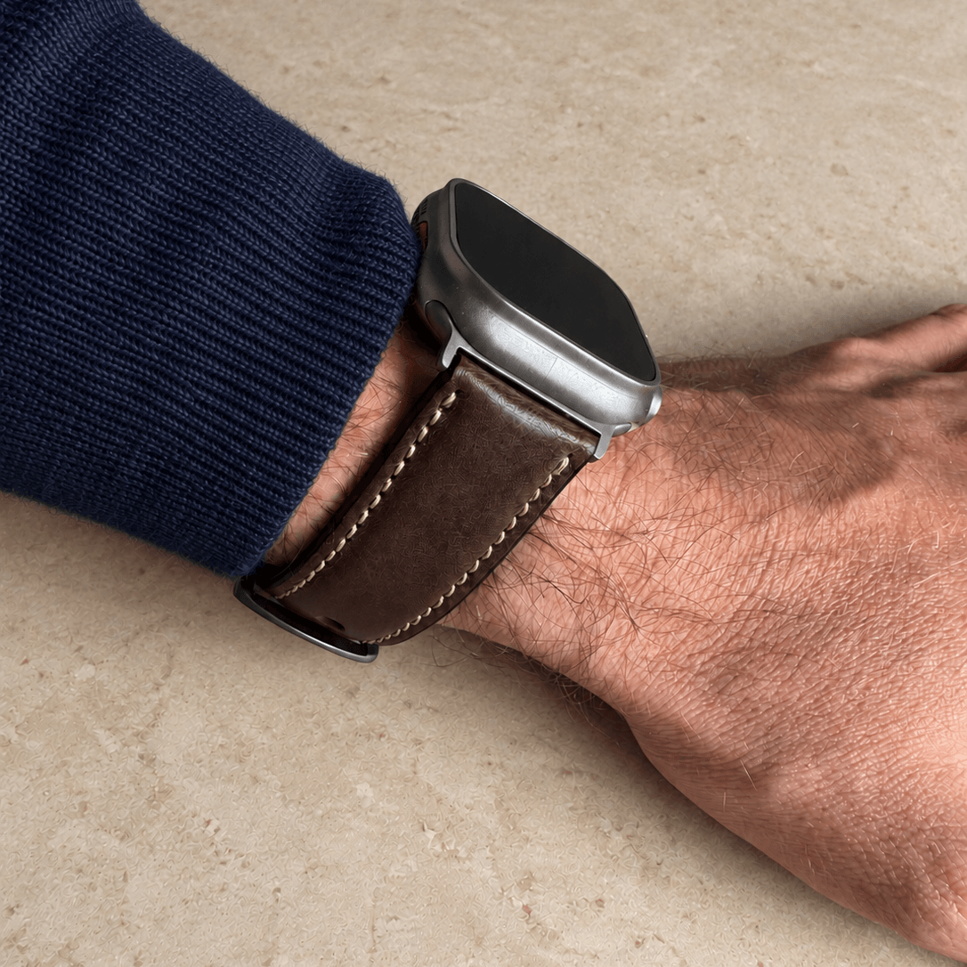 Apple Watch Lederarmband Casablanca – Dunkelbraun am Handgelenk mit rustikalem Design und bio gegerbtem Leder.