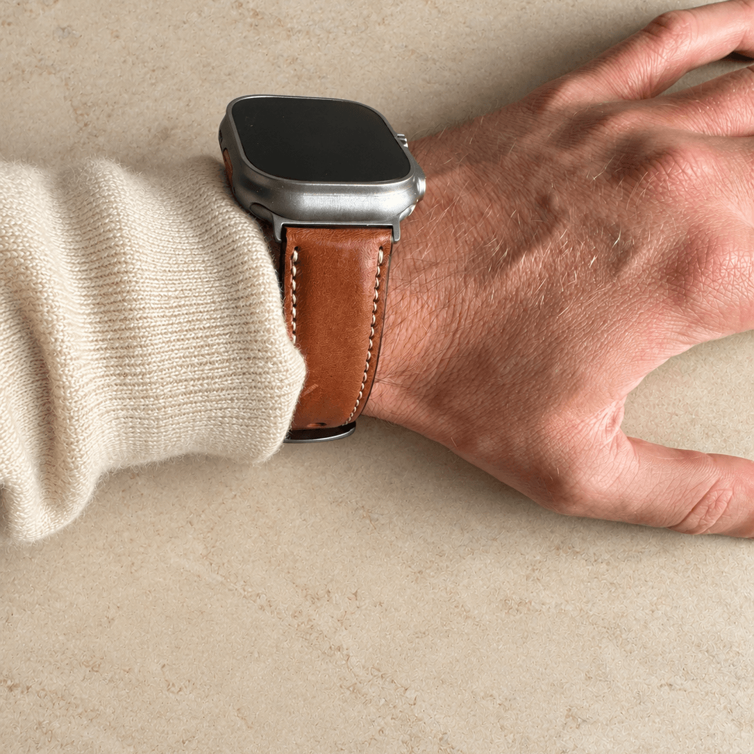 Apple Watch Lederarmband Casablanca – Hellbraun am Handgelenk, rustikales apple watch armband bio gegerbt.