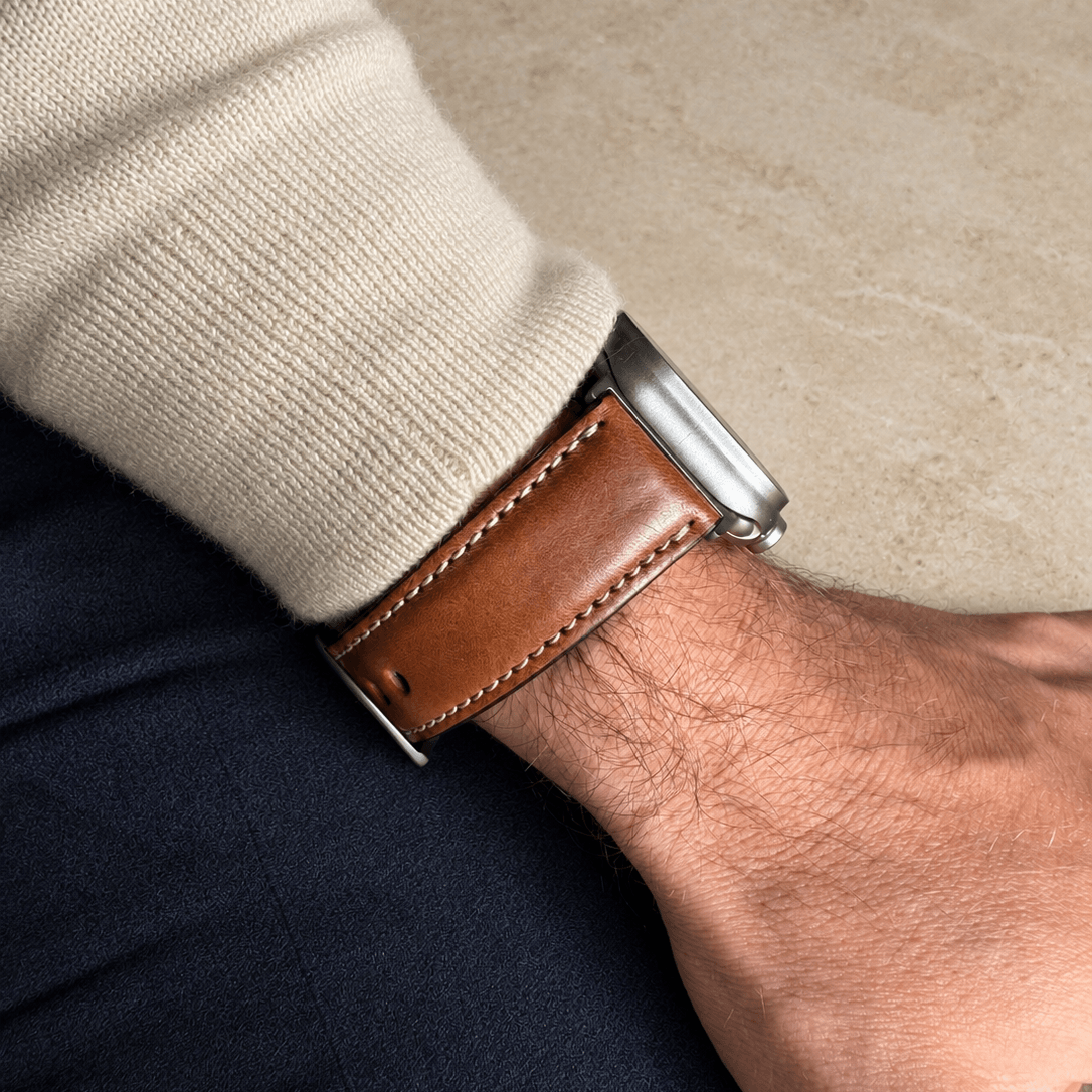Apple Watch Lederarmband Casablanca – Hellbraun an einem Handgelenk, rustikales apple watch armband bio gegerbt.