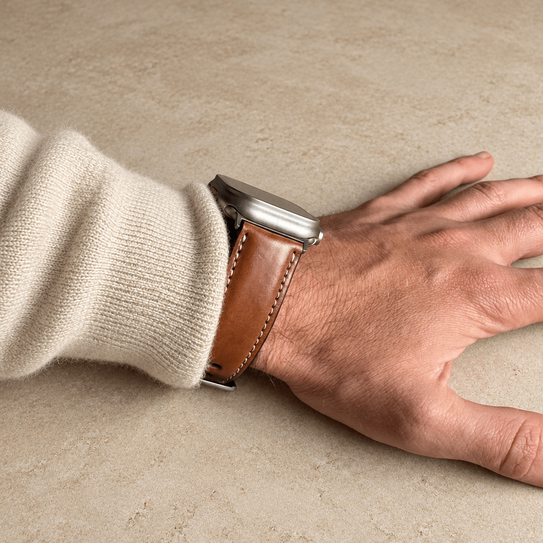 Apple Watch Lederarmband Casablanca – Hellbraun am Handgelenk, rustikales apple watch armband bio gegerbt.