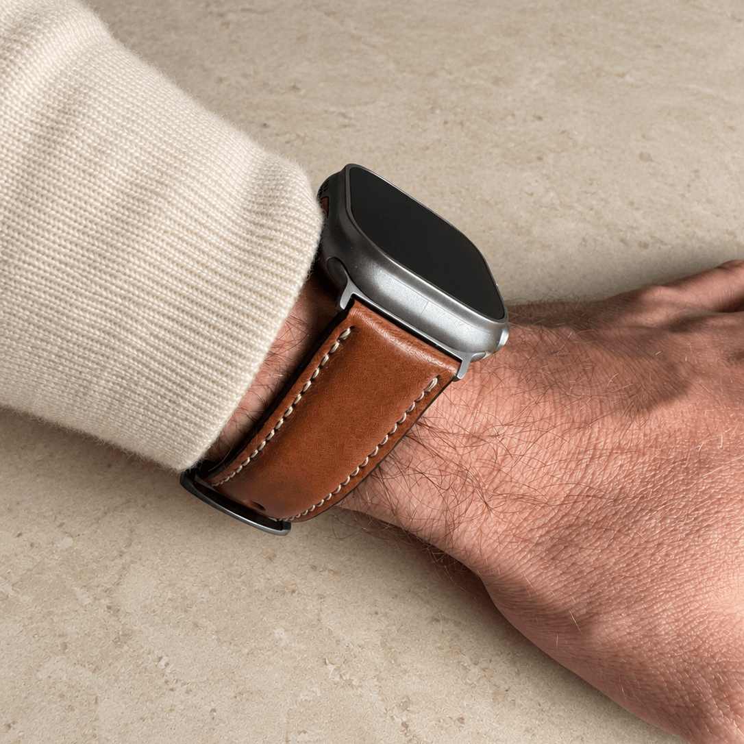 Apple Watch Lederarmband Casablanca – Hellbraun in rustikaler Optik, getragen an einem Handgelenk.