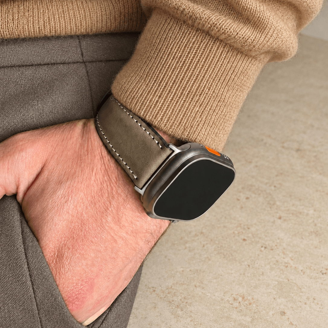 Apple Watch Lederarmband Casablanca – Olivegrün am Handgelenk, rustikales apple watch armband bio gegerbt