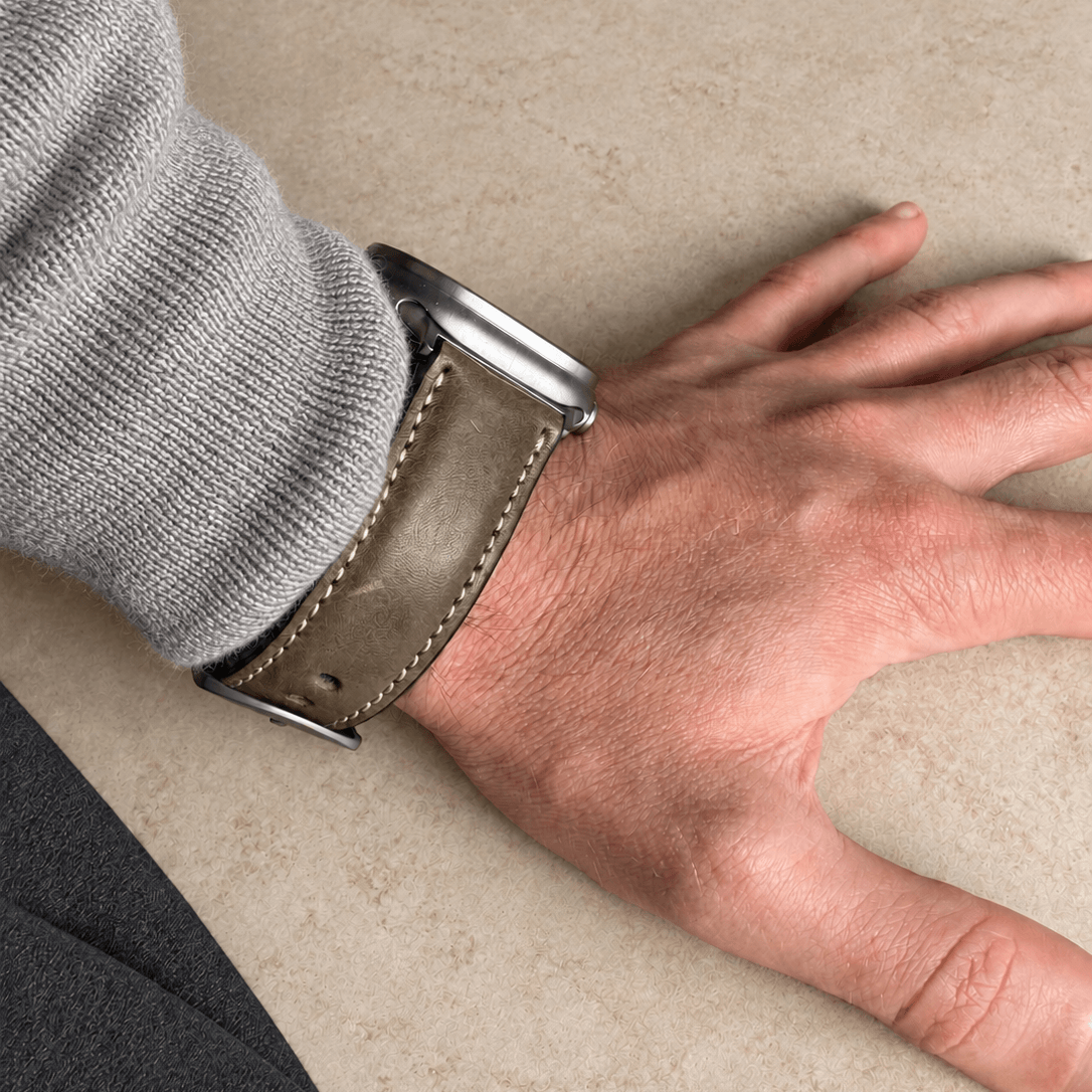 Apple Watch Lederarmband Casablanca – Olivegrün am Handgelenk, rustikales apple watch armband bio gegerbt.