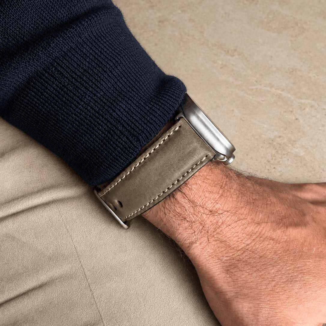 Apple Watch Lederarmband Casablanca – Olivegrün am Handgelenk, rustikales apple watch armband bio gegerbt.