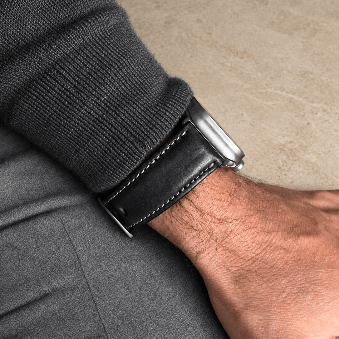 Apple Watch Lederarmband Casablanca – Schwarz am Handgelenk, rustikales Apple Watch Armband bio gegerbt.