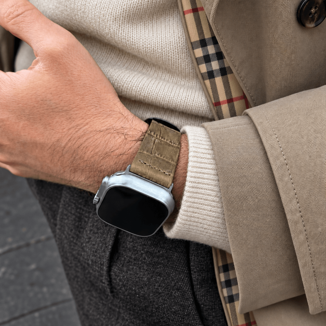 Dakkar Sand – 24 mm Apple Watch Ultra Lederarmband in Kroko-Optik an elegantem Handgelenk, stylisches Design.