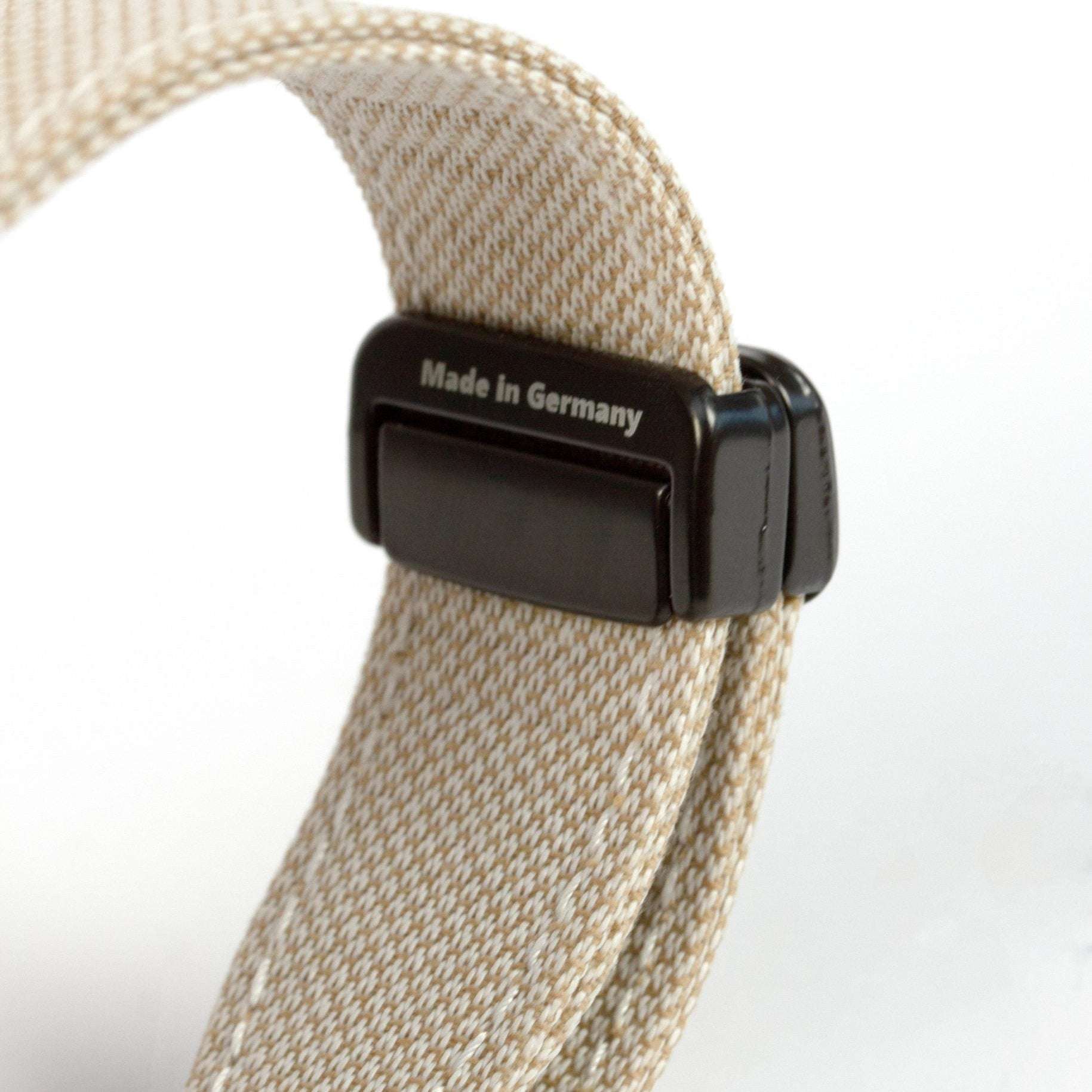 Schöne Seitenansicht eines Apple Watch Armbands aus bananatex stoff von qwstion, das nachhaltig und einzigartig ist.