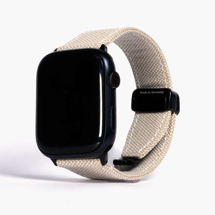 Minimalistisches Design eines Apple Watch Armbands aus bananatex stoff von qwstion, das nachhaltig und elegant ist.