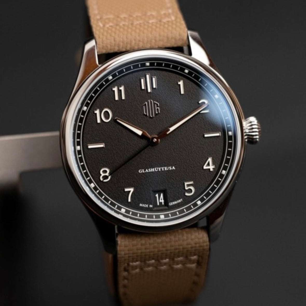 Beiges Uhrenarmband an Glashütte Black Purist Typ 2 Uhr – Detailaufnahme der Glashütte Black Purist Typ 2 Uhr mit beigem Lederarmband, das die elegante und moderne Ausstrahlung der Uhr perfekt ergänzt