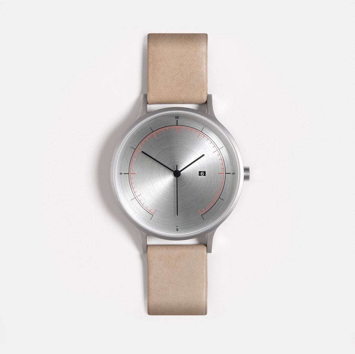 Beiges Instrmnt Band an Instrmnt Everyday Watch – Detailaufnahme der Instrmnt Everyday Watch mit hochwertigem beigem Ersatzband, das der Uhr eine moderne und zeitlose Ausstrahlung verleiht.