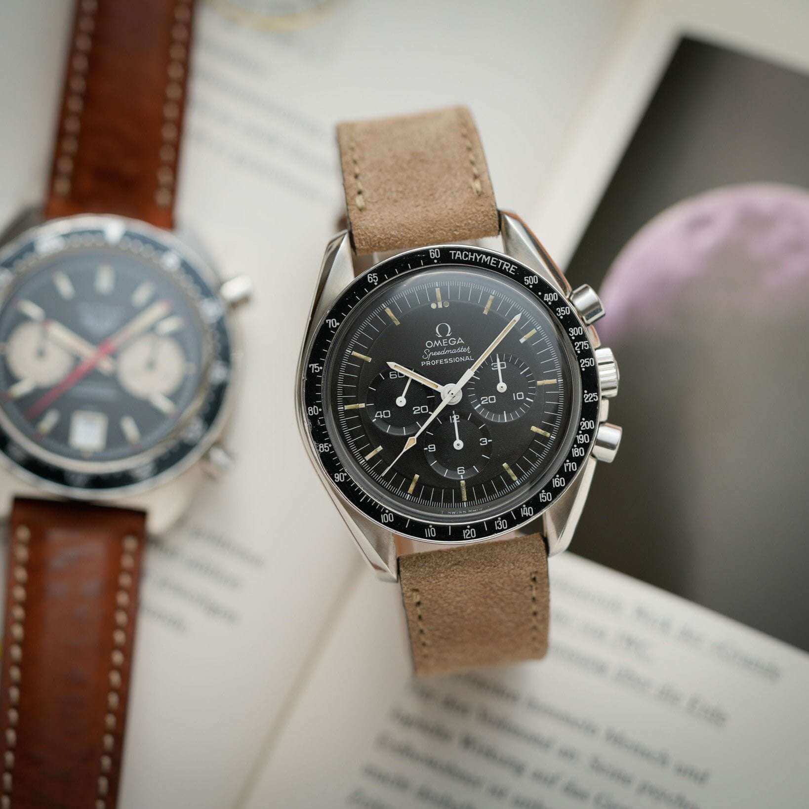 Beiges Nizza Velourslederarmband von oben an einer Omega Speedmaster fotografiert, hochwertiges und elegantes Uhrenarmband aus weichem Veloursleder.