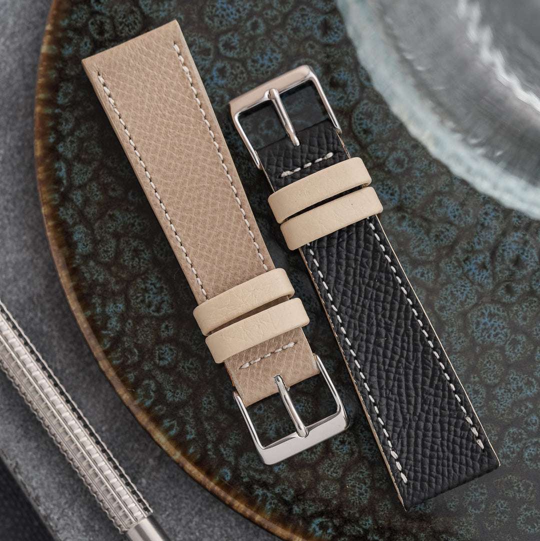 Beiges Uhrenarmband aus hochwertigem Leder an Jaeger-LeCoultre Memovox – Seitenansicht der Uhr mit stilvollem Armband, langlebig und hochwertig