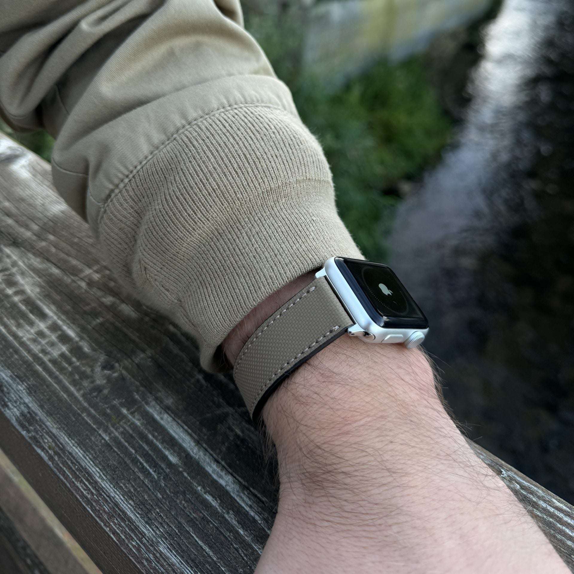 Beiges wasserfestes Rindleder-Armband für Apple Watch am Handgelenk – Frontansicht, langlebiges und strapazierfähiges Leder, Made in Germany