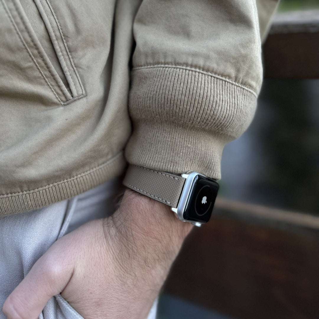 Beiges wasserfestes Rindleder-Armband für Apple Watch – Seitenansicht des robusten, wasserfesten Rindsleders, ideal für den Alltag, handgefertigt in Deutschland