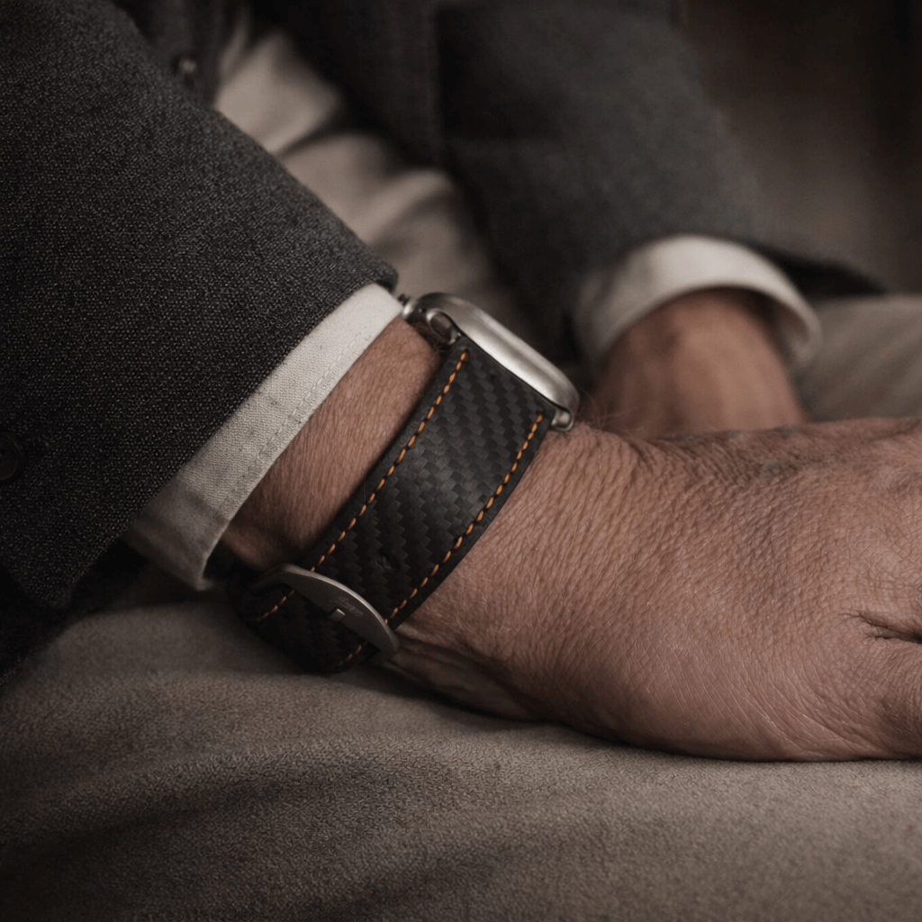 Bergwerk Carbon Orange – Apple Watch Band mit hochwertiger LederCarbon-Struktur, Handgelenk, elegantes Design, echtes Rindleder