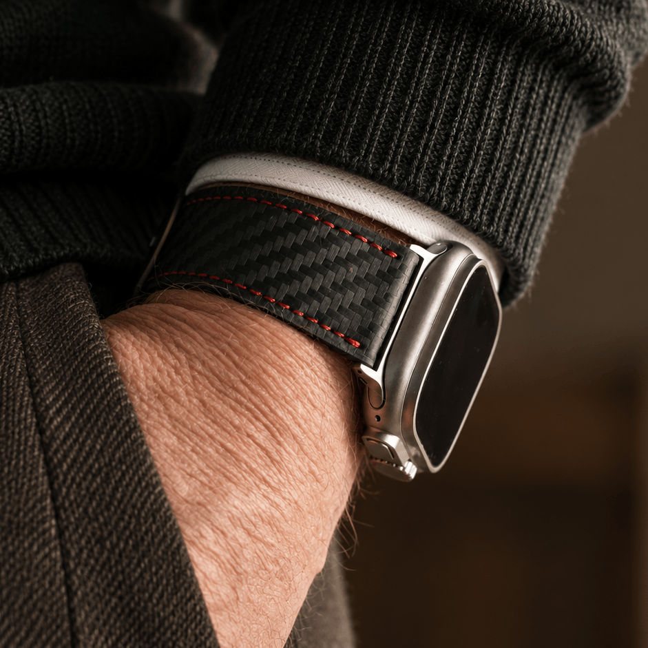 Bergwerk Carbon Orange – Apple Watch Band mit hochwertiger LederCarbon-Struktur, detailreiche Ansicht am Handgelenk.