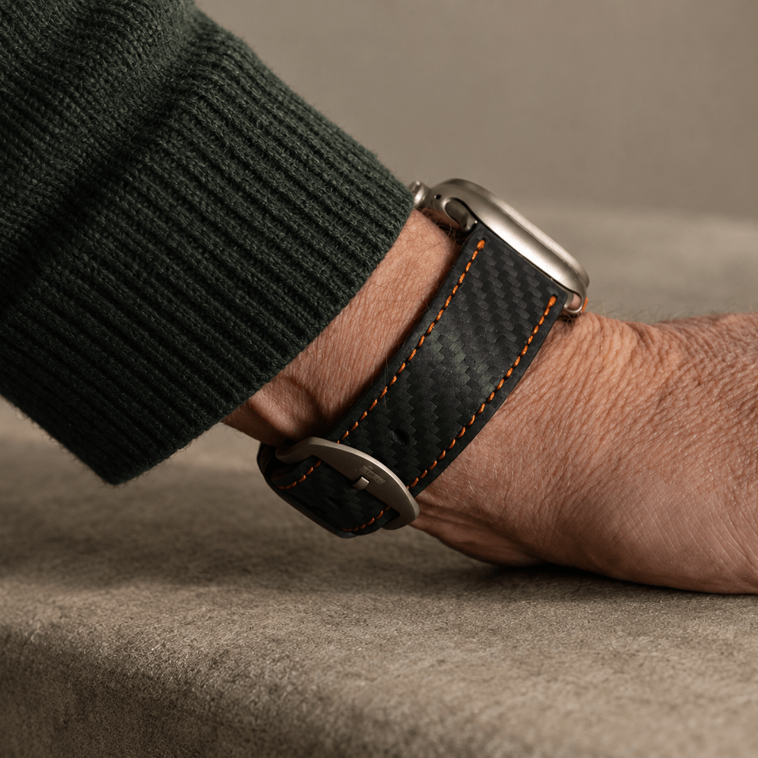 Bergwerk Carbon Orange – Apple Watch Band mit hochwertiger LederCarbon-Struktur am Handgelenk, luxuriöses Design.