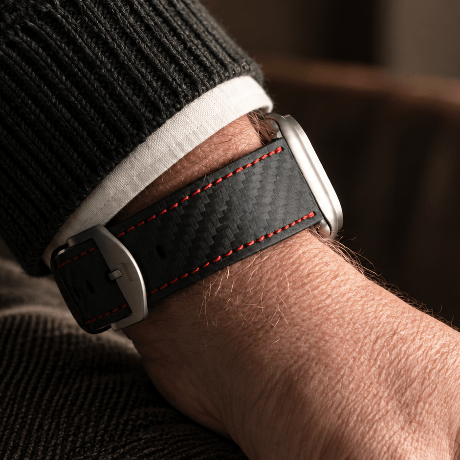 Bergwerk Carbon Rot – Apple Watch Band mit hochwertiger LederCarbon-Struktur, handgefertigt aus echtem Rindleder.