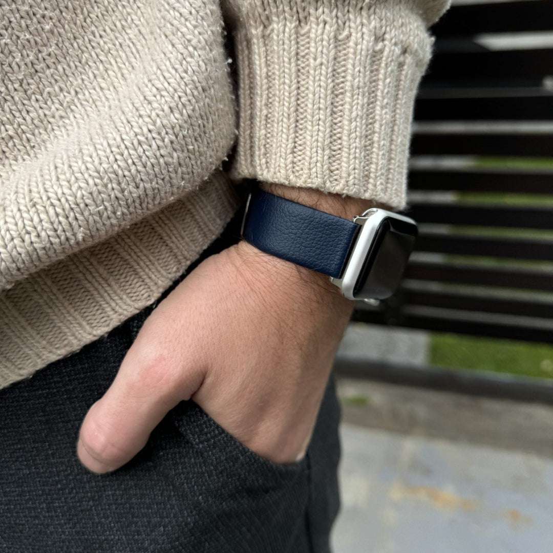 Blaues veganes Weinleder-Armband für Apple Watch – Elegantes pflanzliches Lederarmband, Schrägansicht auf Hose