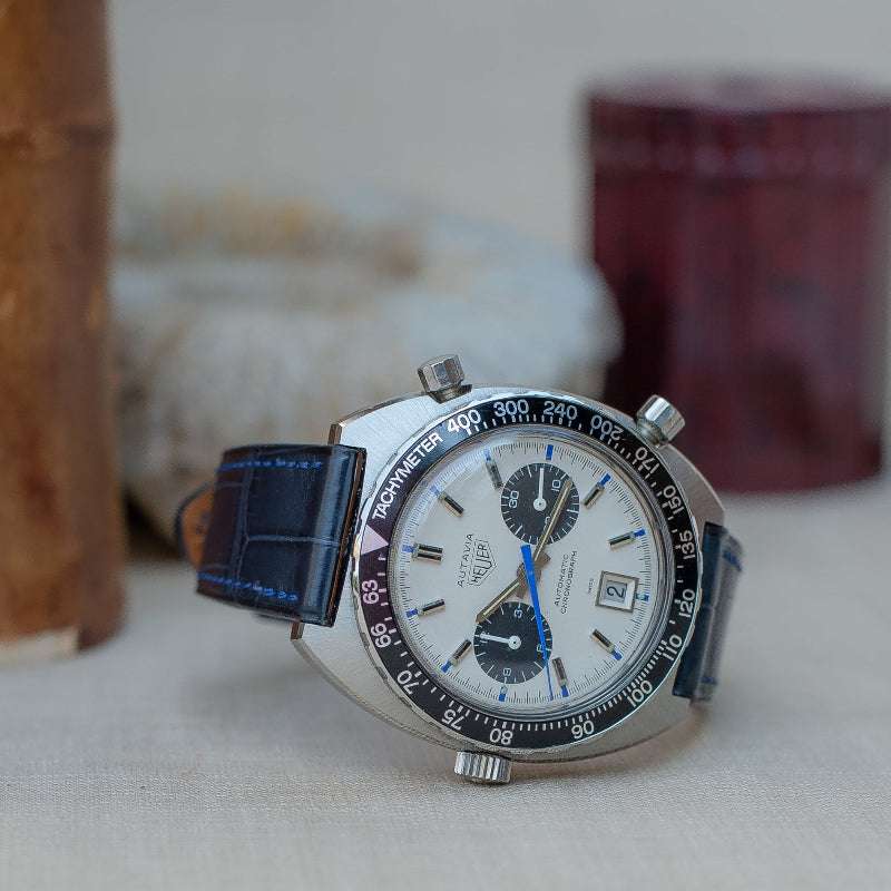 Blaues Fluco Alligatorleder Uhrenarmband an Heuer Autavia mit blauem Ziffernblatt – Detailaufnahme der Uhr mit hochwertigem, strapazierfähigem blauem Alligatorlederarmband, ideal für sportliche und luxuriöse Zeitmesser wie die Heuer Autavia