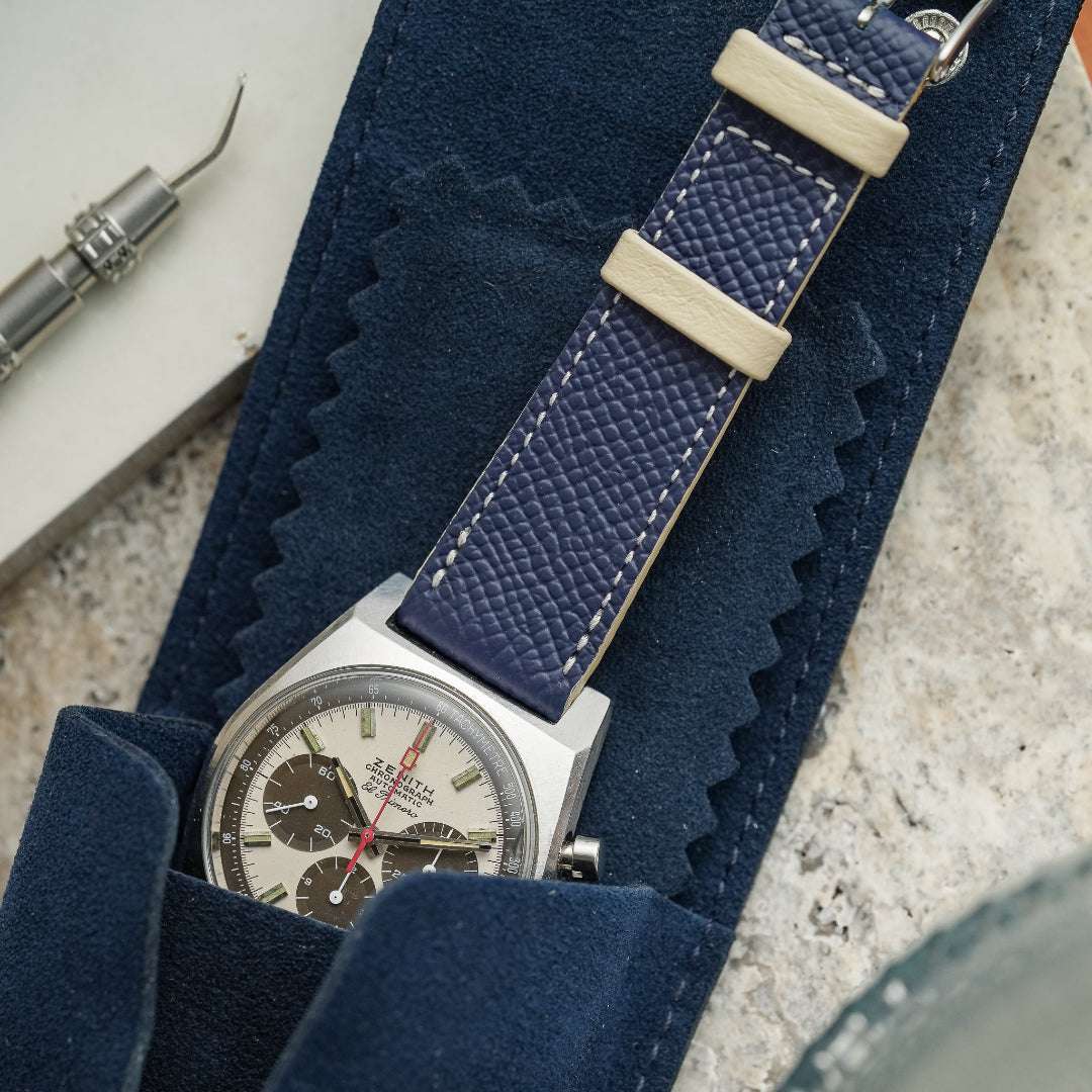 Blaues Fluco Uhrenarmband aus Epsom Leder an Zenith El Primero 1974 – Seitenansicht der Uhr mit hochwertigem Armband, Made in Germany, strapazierfähig und langlebig