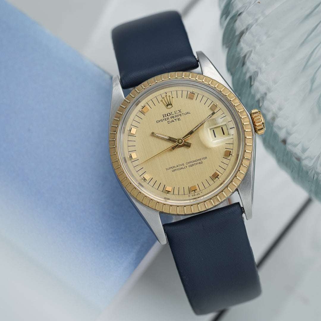 Blaues Glattleder Uhrenarmband an goldener Rolex Oyster Perpetual Date – Detailaufnahme der luxuriösen Uhr mit hochwertigem blauen Glattlederarmband, Made in Germany, perfekt für elegante Zeitmesser