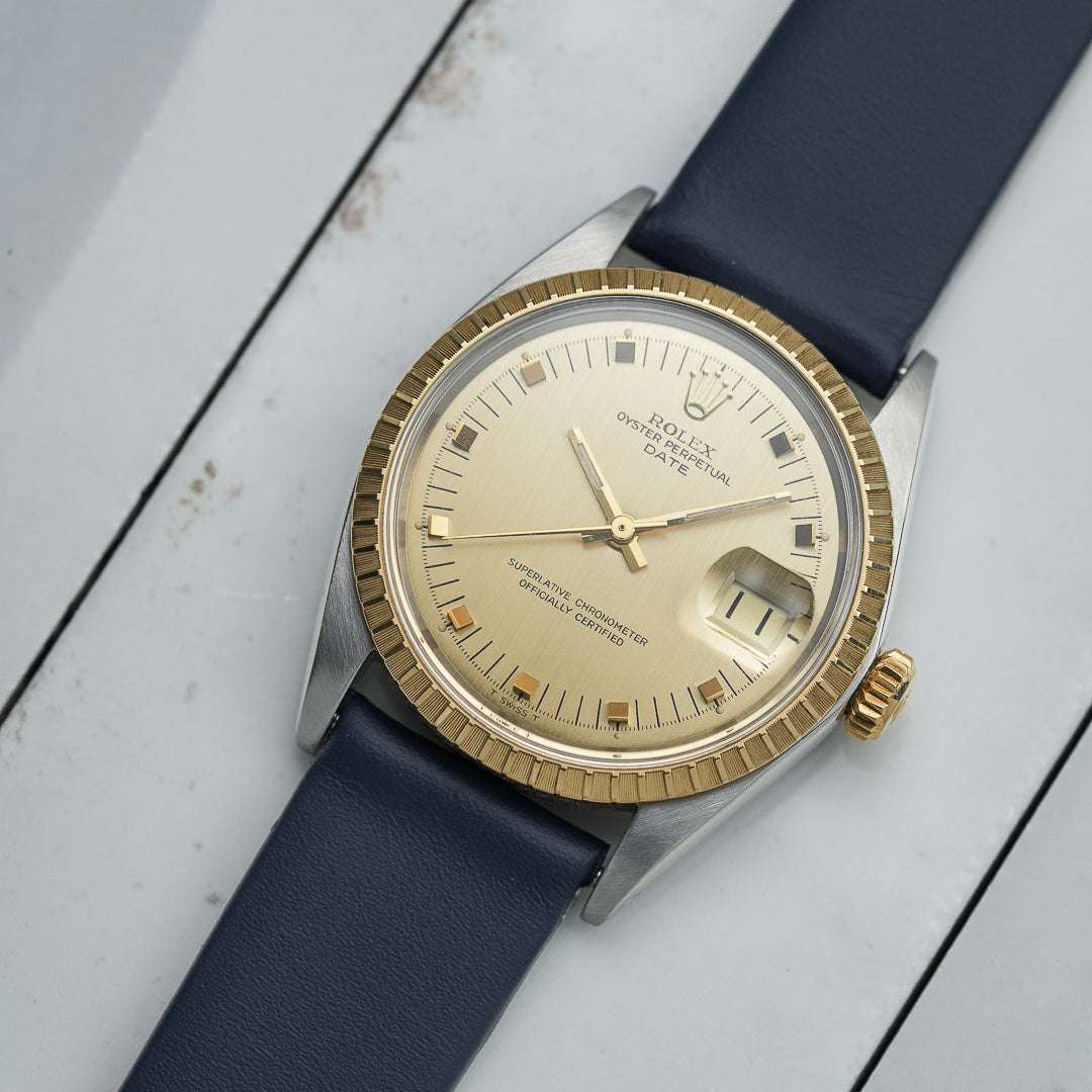 Blaues Glattleder Uhrenarmband an goldener Rolex Oyster Perpetual Date – Seitenansicht der Uhr mit strapazierfähigem, handgefertigtem Glattlederarmband, ideal für luxuriöse und sportliche Uhren